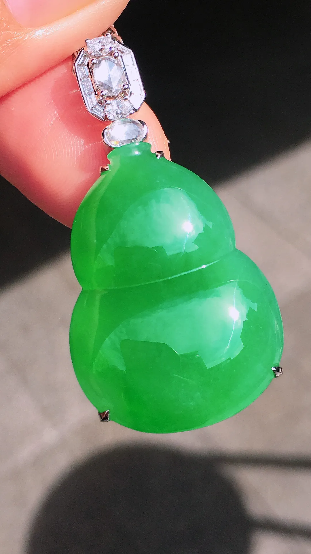 阳绿葫芦吊坠，色泽均匀艳丽，玉质细腻，荧光感超
强，饱满圆润，尽显优雅气质，18k
金豪华镶嵌