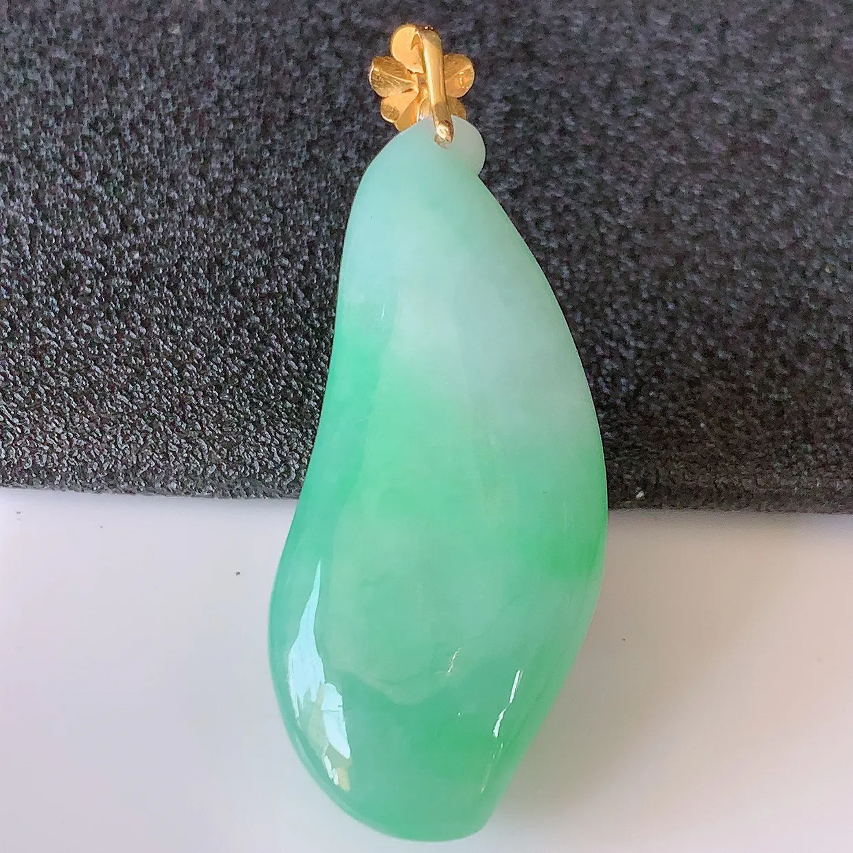 18K金镶嵌冰润满绿翡翠招财福瓜吊坠，精美饱满福瓜，种水足，形态圆润饱满， 福相十足 ！#01.31整体41裸石36*15-8.8mm