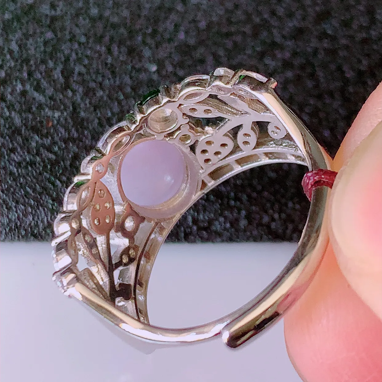 冰润紫罗兰翡翠925银镶嵌戒指，自然光实拍，翠色灵动，颜色漂亮，种老水足，品相佳，佩戴佳品！#97.31（圈口可调大小）整体25.5*18* 5.8 裸石9*7.5