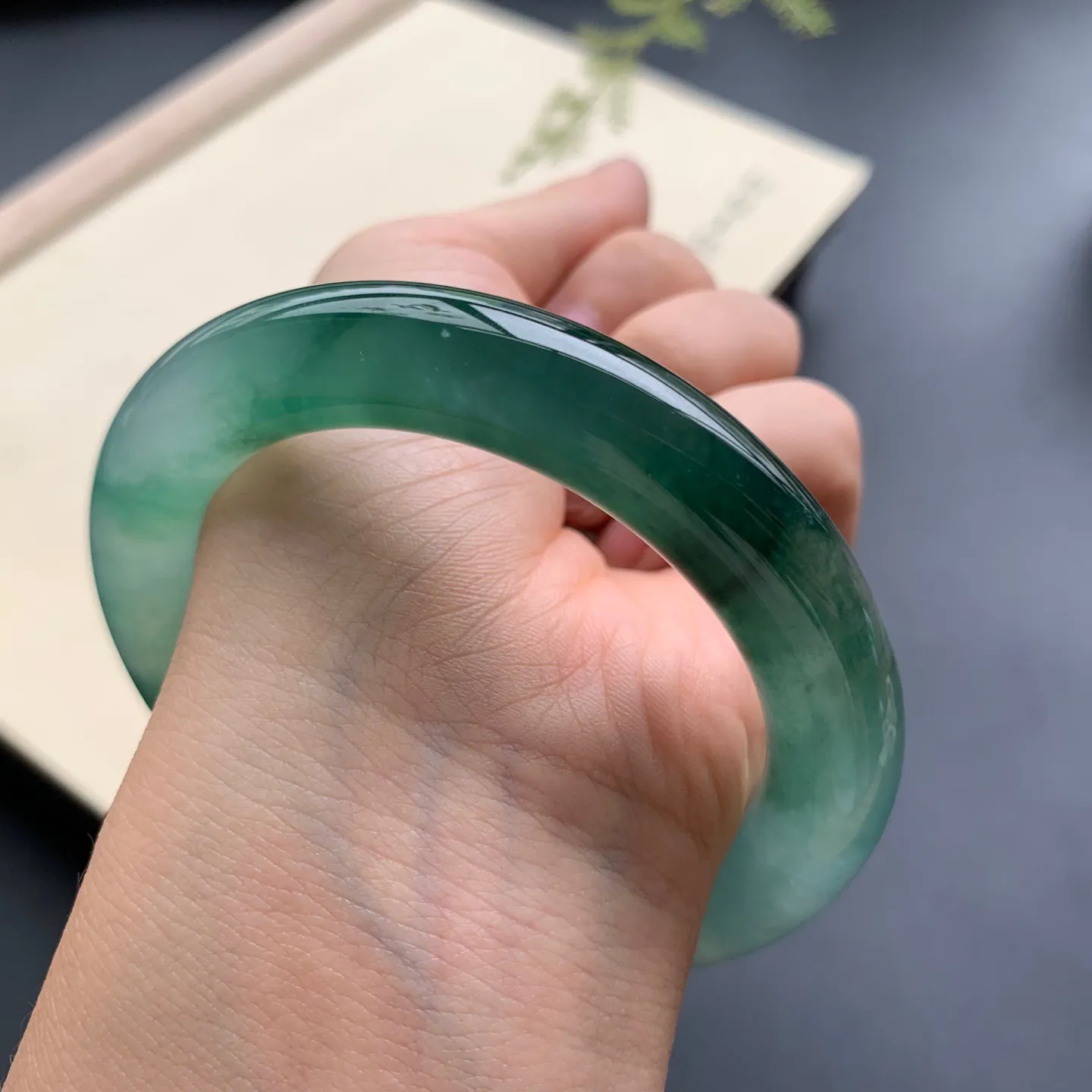 56圈口冰种飘花圆条手镯 尺寸：56-10.8，水润起胶，花色浓郁