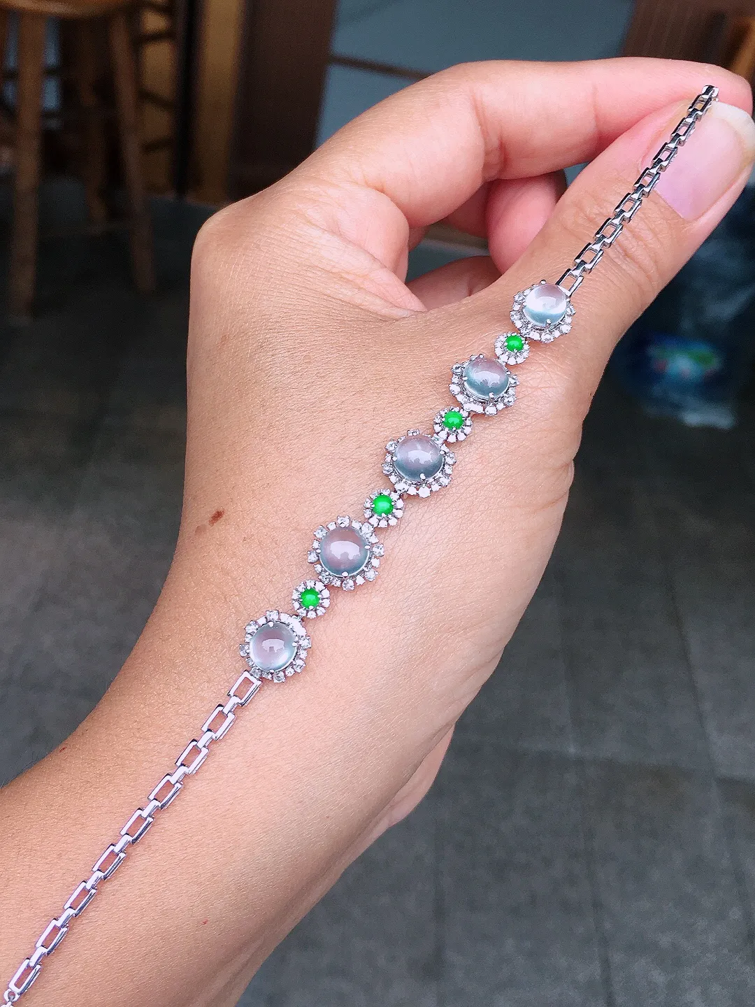 玻璃种蛋面手链，玉质细腻，荧光感超
强，饱满圆润，尽显优雅气质，18k
金豪华镶嵌