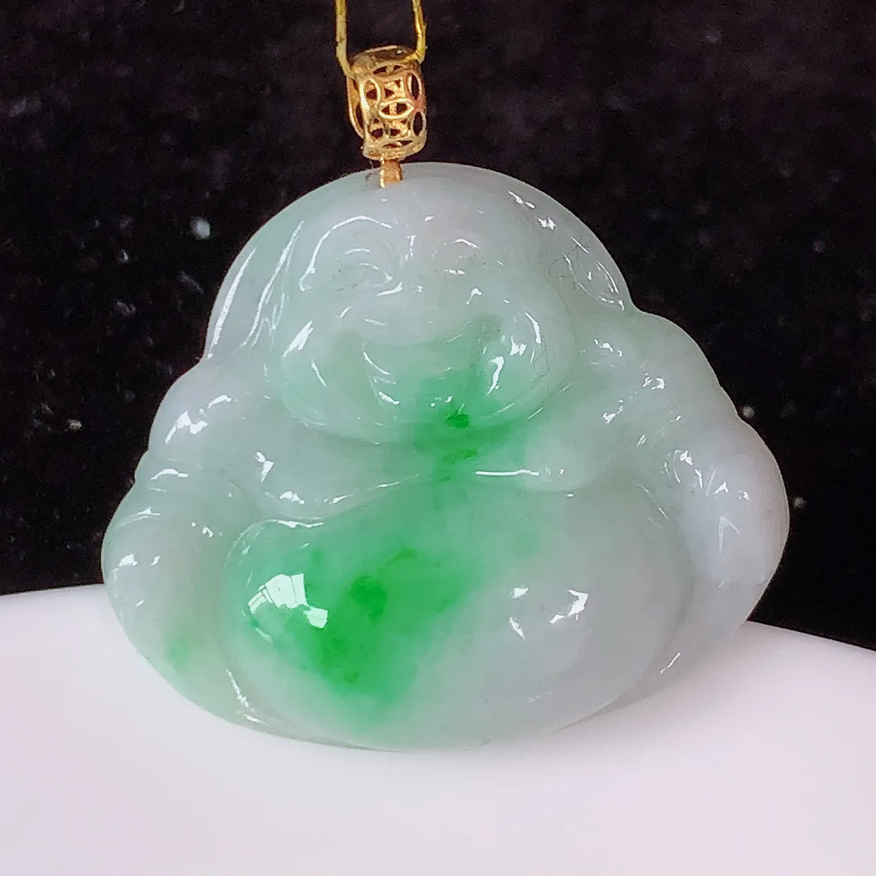 18K金镶嵌冰润飘绿翡翠佛公吊坠，玉质细腻，时‮大尚‬方，款式经典，佩戴优雅高贵上档次！#35.5