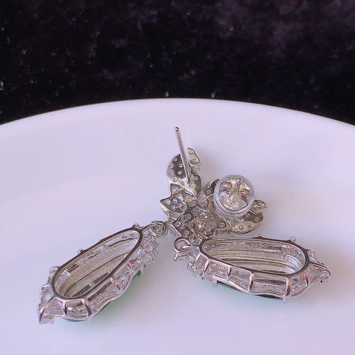 冰透满绿翡翠925银镶嵌福豆耳坠，自然光实拍，翠色灵动，颜色漂亮，种老水足，品相佳，佩戴佳品！#97.31整体35.5*10*6.5裸石14.5*6 mm