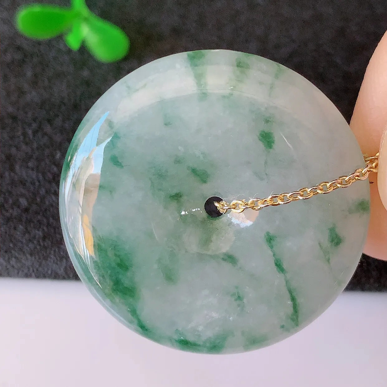 自然光实拍，冰胶飘花翡翠平安扣吊坠，翠色灵动，种老水足， 寓意好， 品相佳， 佩戴佳品！#39.31