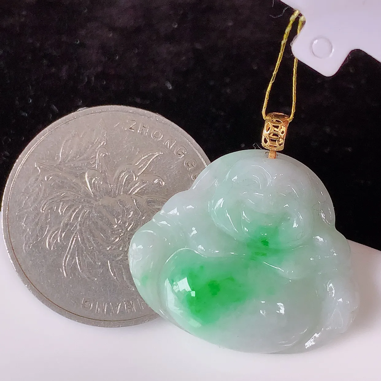 18K金镶嵌冰润飘绿翡翠佛公吊坠，玉质细腻，时‮大尚‬方，款式经典，佩戴优雅高贵上档次！#35.5
