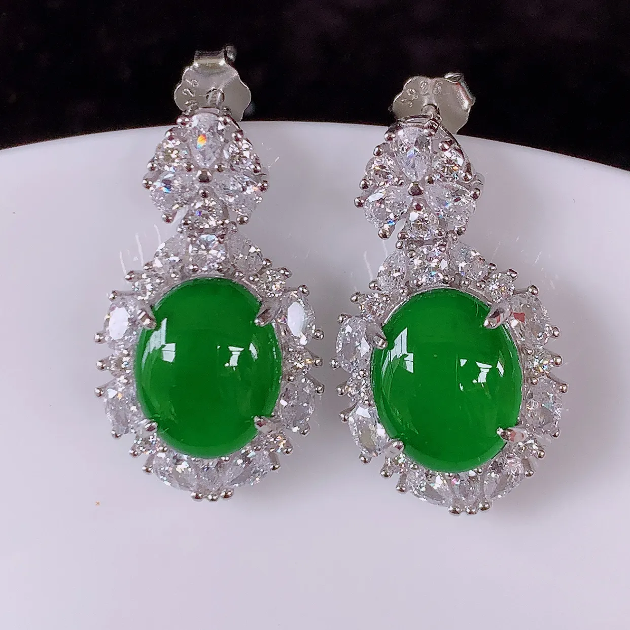 冰透满绿翡翠925银镶嵌耳坠，自然光实拍，翠色灵动，颜色漂亮，种老水足，品相佳，佩戴佳品！#97.5