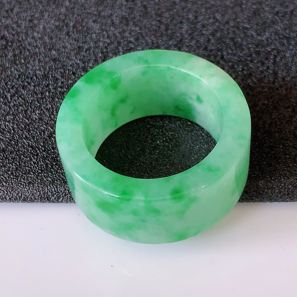 自然光实拍，21mm内径冰飘绿翡翠扳指，冰润指环，玉扳指，戒指，财源滚滚，玉质细腻起胶，26圈口，种