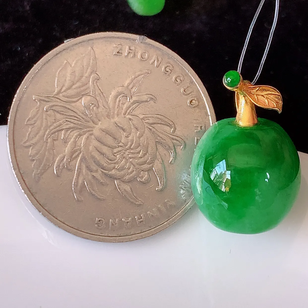 自然光实拍，18K金镶嵌冰润辣绿翡翠路路通吊坠，寓意时来运转、财源滚滚，款式新颖时尚，日常百搭的款！ 配图银链#49.31整体18裸石12-12.5mm