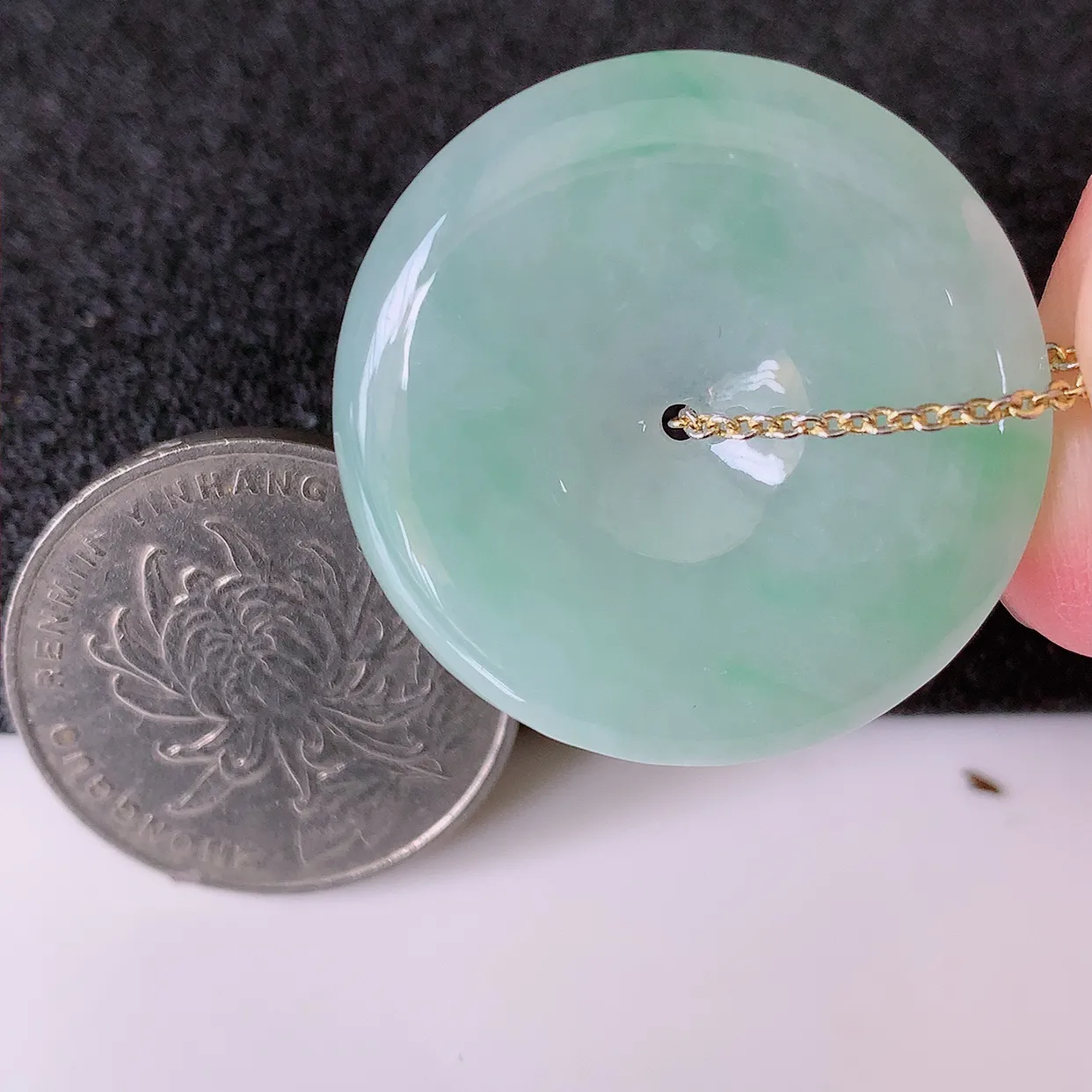 自然光实拍，冰胶飘绿翡翠平安扣吊坠，翠色灵动，种老水足，寓意好， 品相佳， 佩戴佳品！#00.31