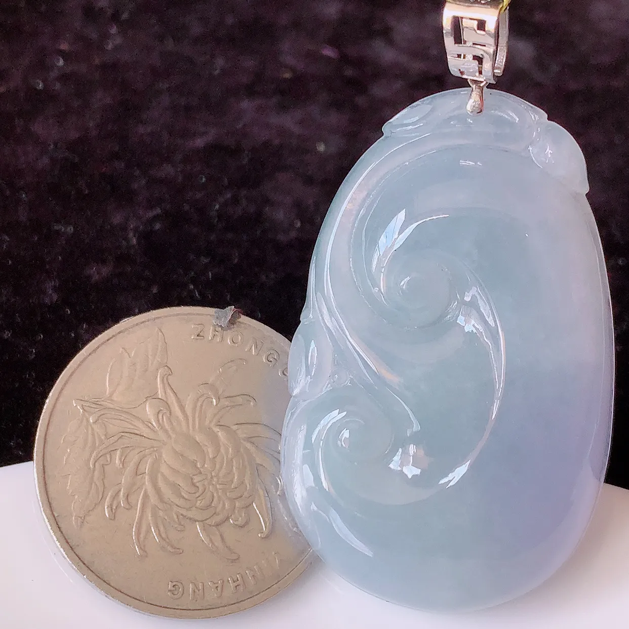 18k金镶嵌冰紫罗兰翡翠如意吊坠，沁人心脾，精致典雅的设计，为佩戴者，增添色彩，送礼自留都是佳品选择！#35.31整体47裸石 40.5*24.5*6.2mm