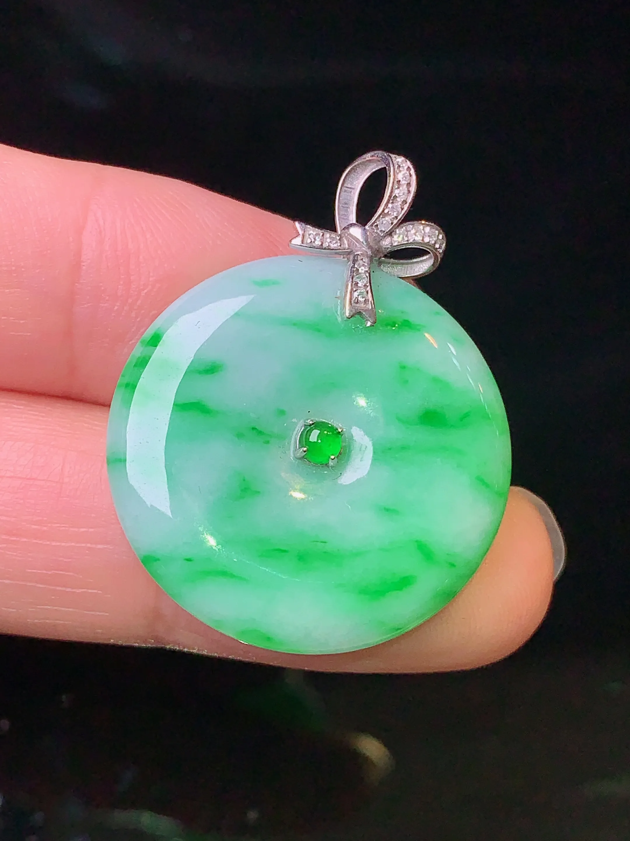 18k金钻镶嵌翠绿平安扣吊坠 玉质细腻 色泽艳丽 整体尺寸30.8*24*4.5