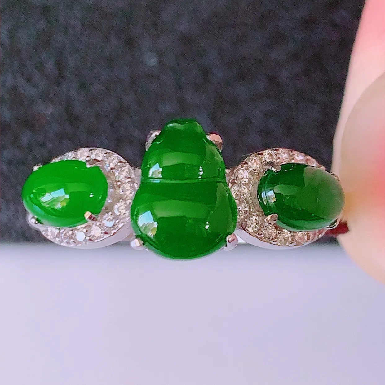 冰透满绿翡翠925银镶嵌戒指，自然光实拍，翠色灵动，颜色漂亮，种老水足，品相佳，佩戴佳品！#97.31（圈口可调大小）整体22.5 * 18.2*5裸石8*6mm