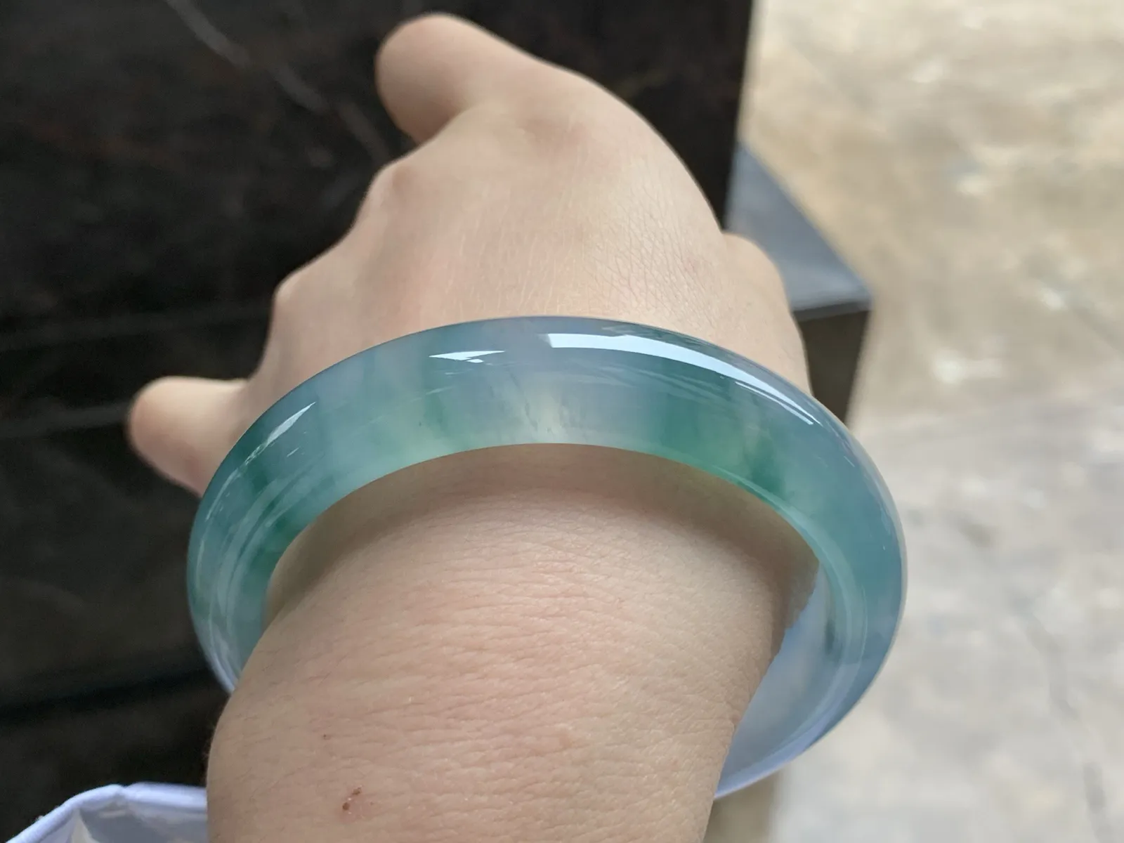 57-12.4-8.3

冰蓝花手镯^_^荧光十足冰透