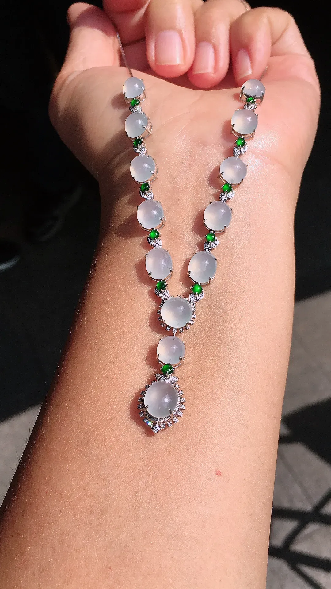 冰种蛋面晚装项链，玉质细腻，荧光感超
强，饱满圆润，尽显优雅气质，18k
金豪华镶嵌