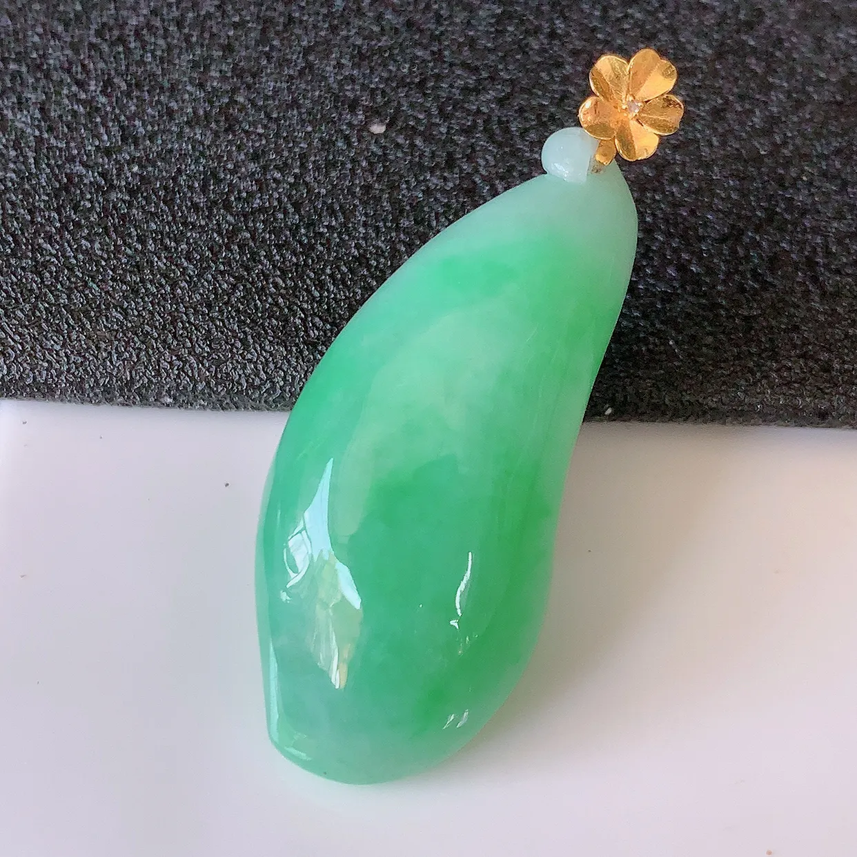 18K金镶嵌冰润满绿翡翠招财福瓜吊坠，精美饱满福瓜，种水足，形态圆润饱满， 福相十足 ！#01.31整体41裸石36*15-8.8mm