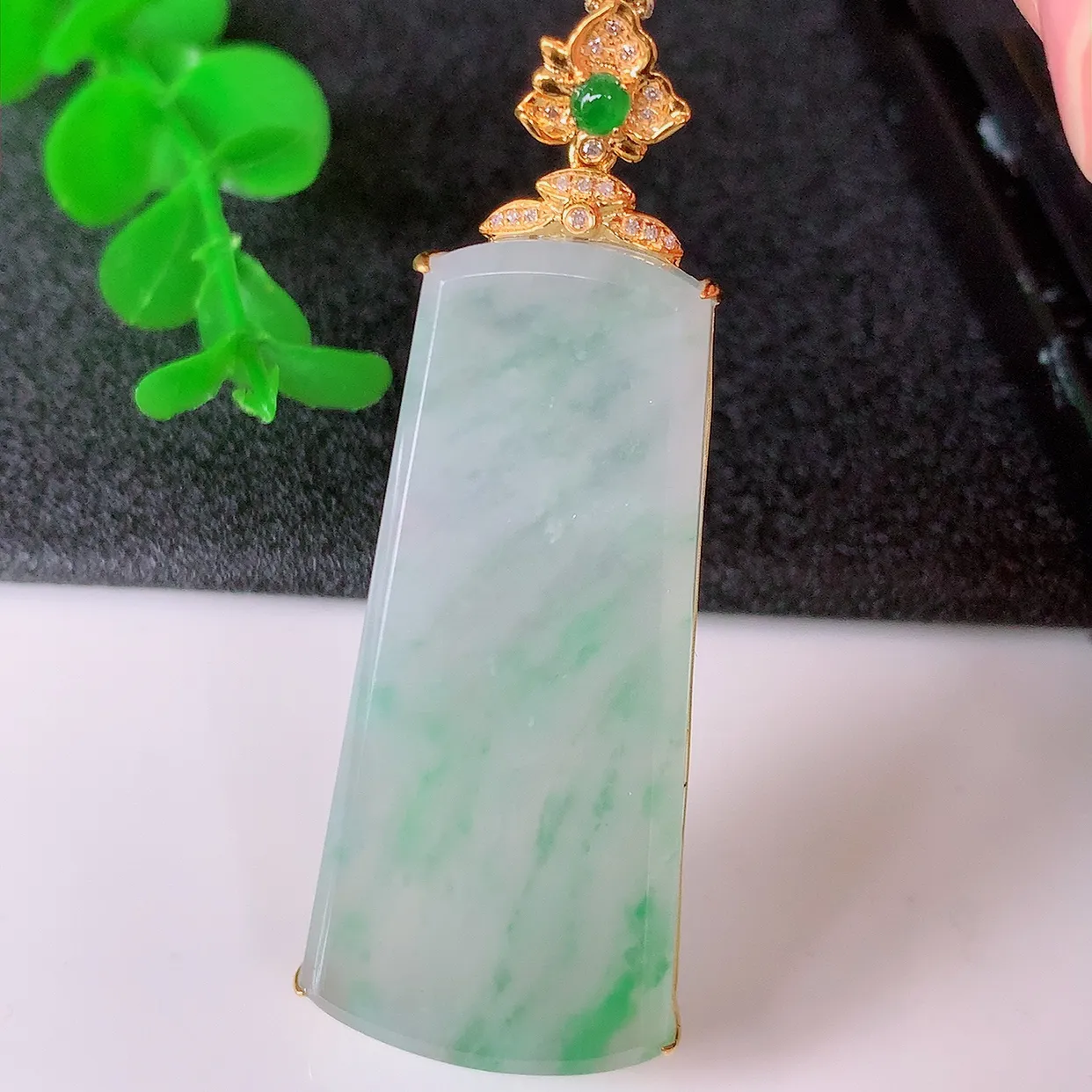 自然光实拍，18K金镶嵌冰种飘花翡翠平安无事牌吊坠，翡翠无事牌，平平安安，无事牌翠色灵动，佩戴平安时尚！#00.5整体46*21*6.6裸石43.8*19.5