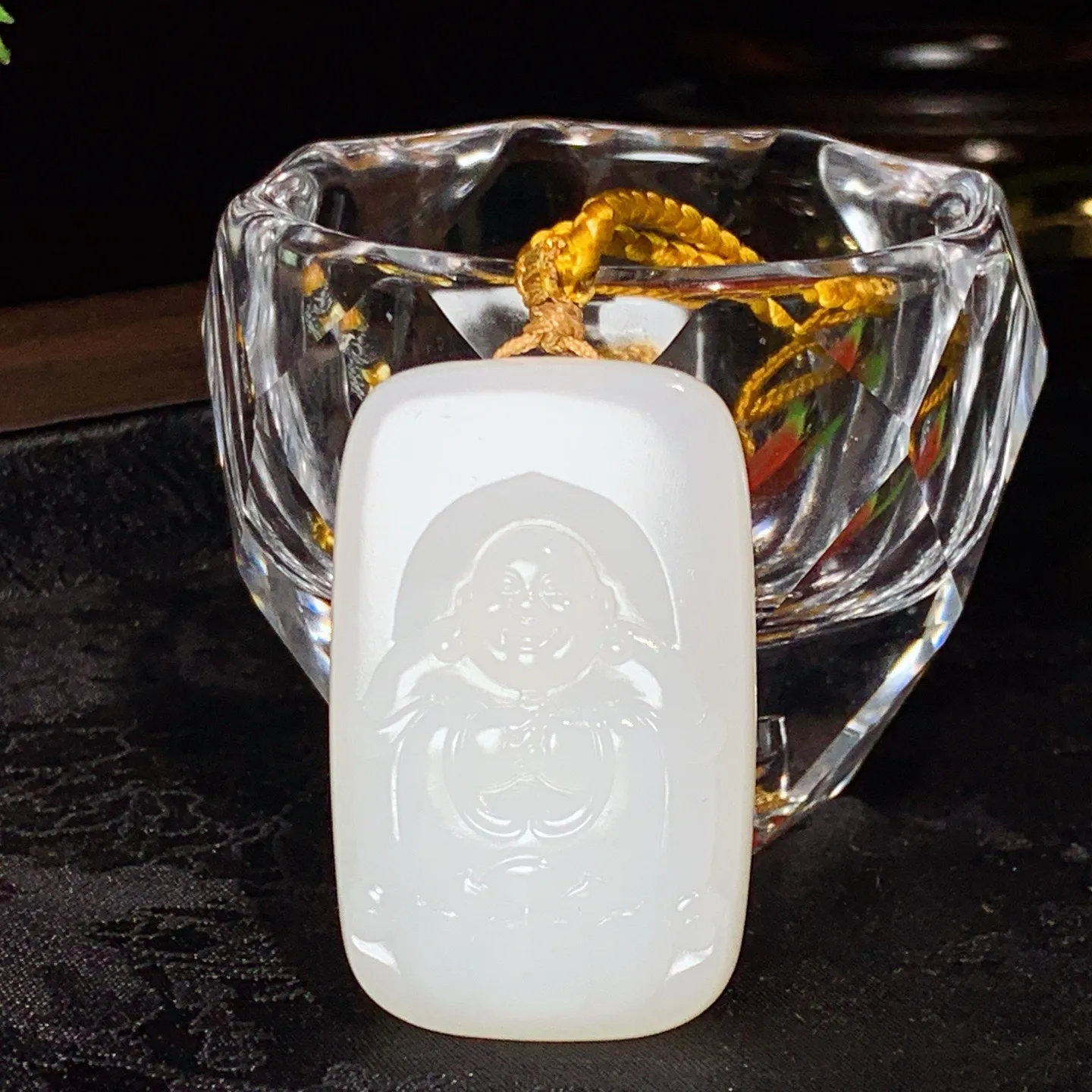 和田玉白玉羊脂白佛引福来挂件。尺寸45/28/12重33.7克。玉质细腻油润。手推出油。佩戴高端典雅