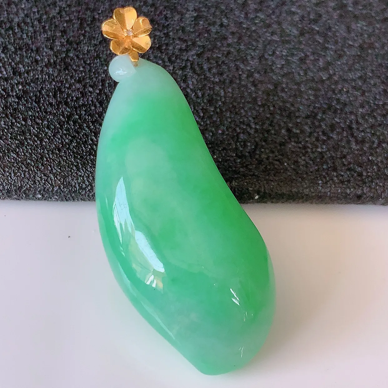 18K金镶嵌冰润满绿翡翠招财福瓜吊坠，精美饱满福瓜，种水足，形态圆润饱满， 福相十足 ！#01.31整体41裸石36*15-8.8mm