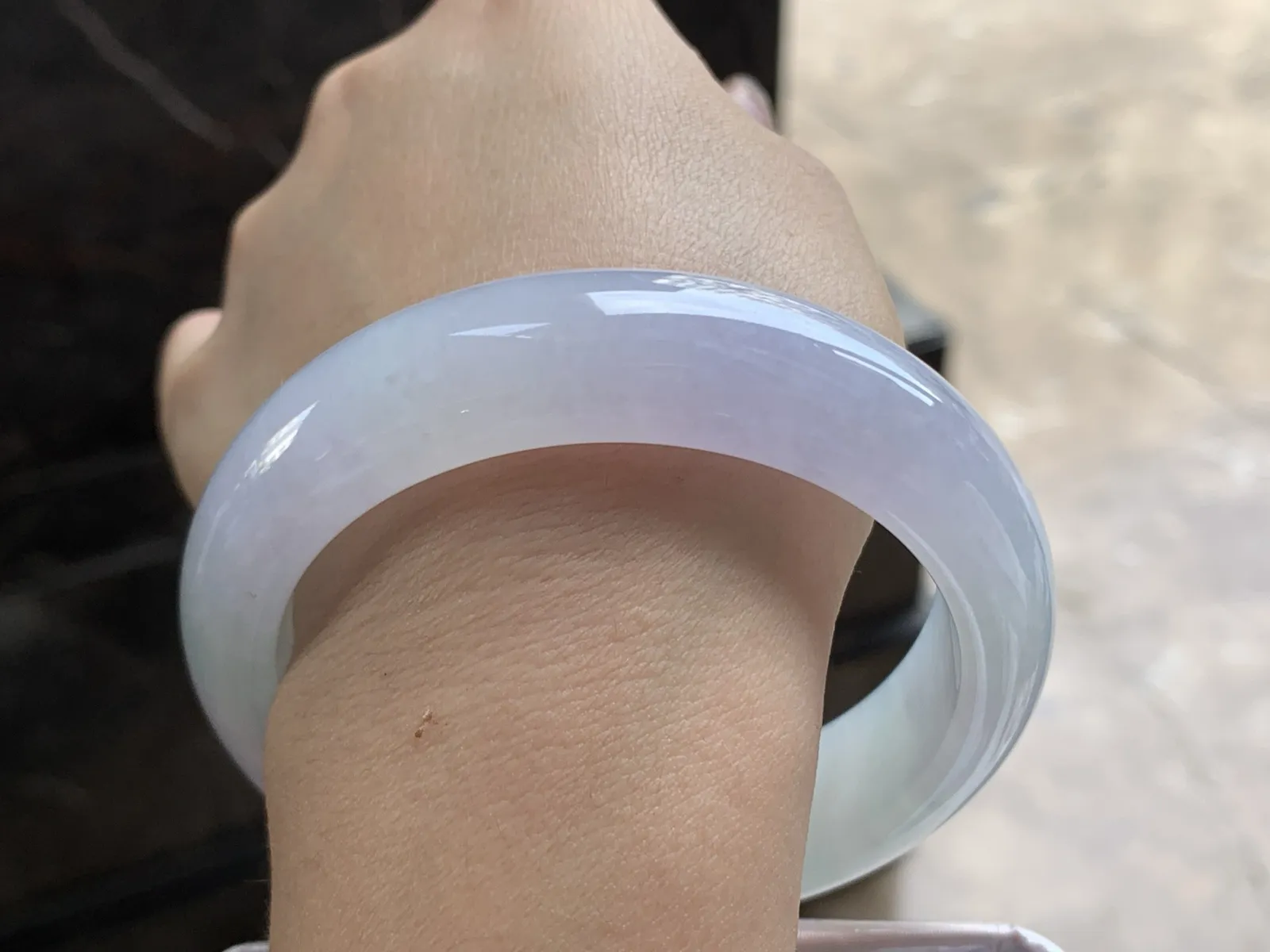 60-16.2-9.2

春带彩宽版手镯^_^玉质温润 厚实