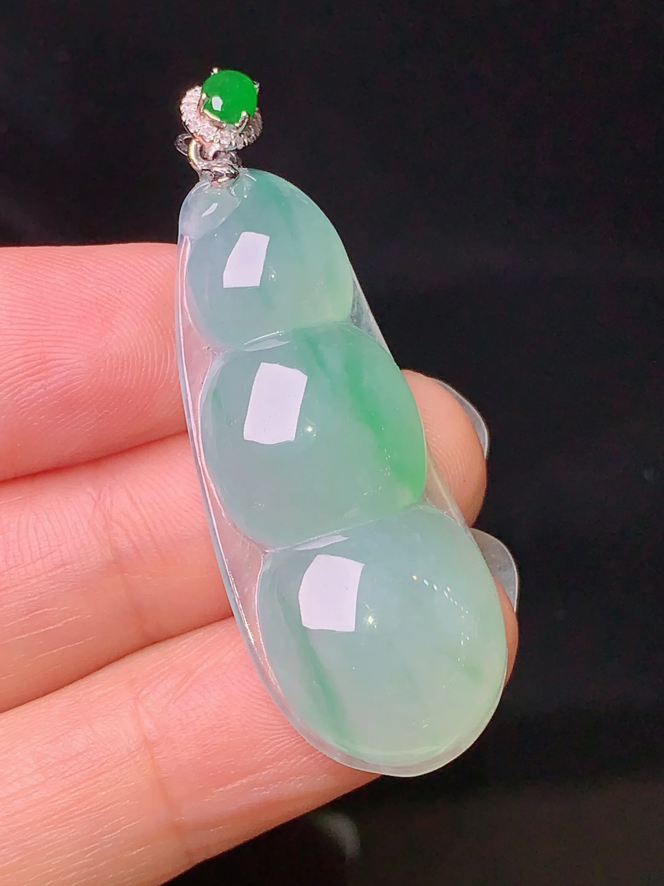 18k金钻镶嵌飘绿四季豆吊坠 玉质细腻 色泽艳丽 整体尺寸46.3*16.2*6.2