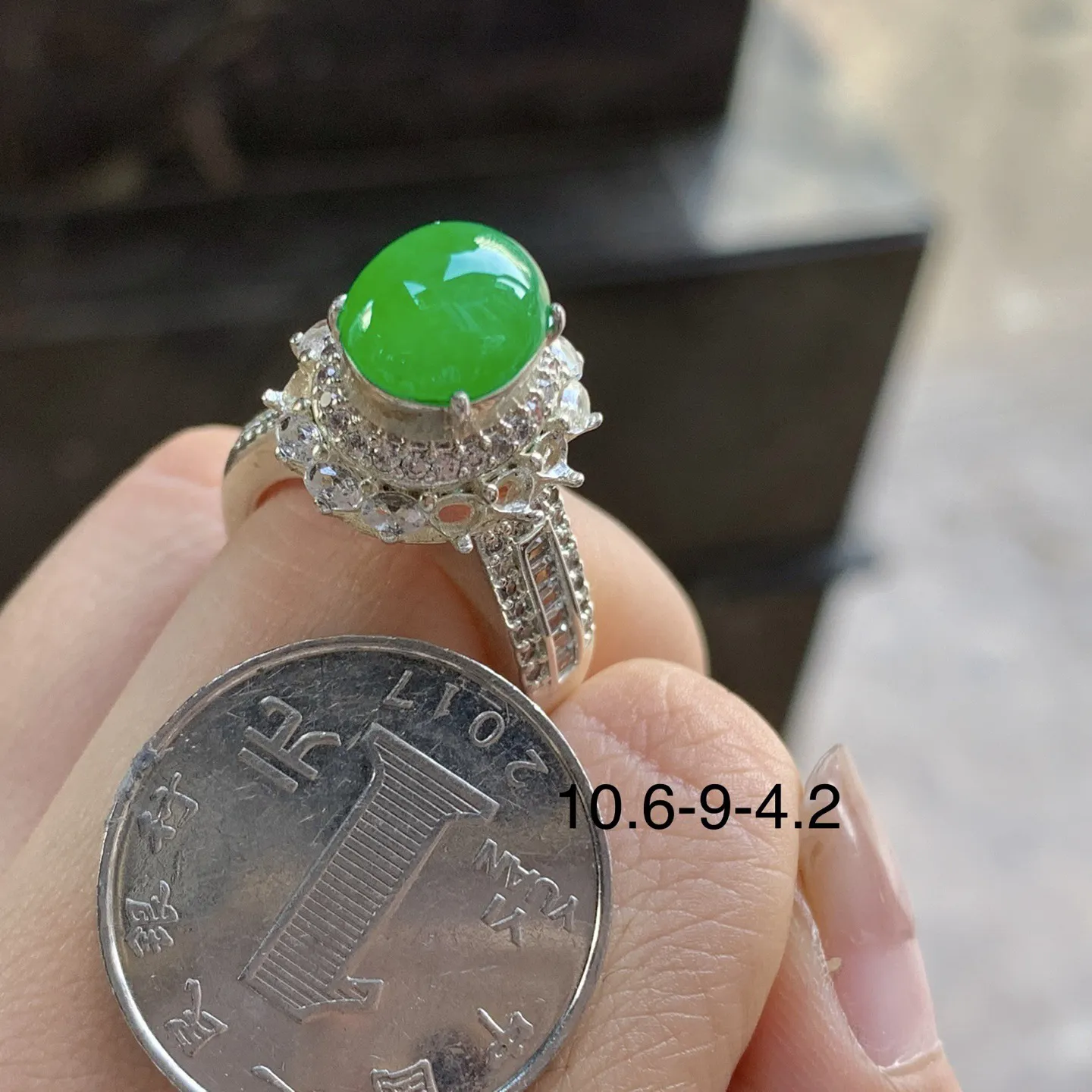 辣绿色戒面^_^颜色浓郁 鲜艳