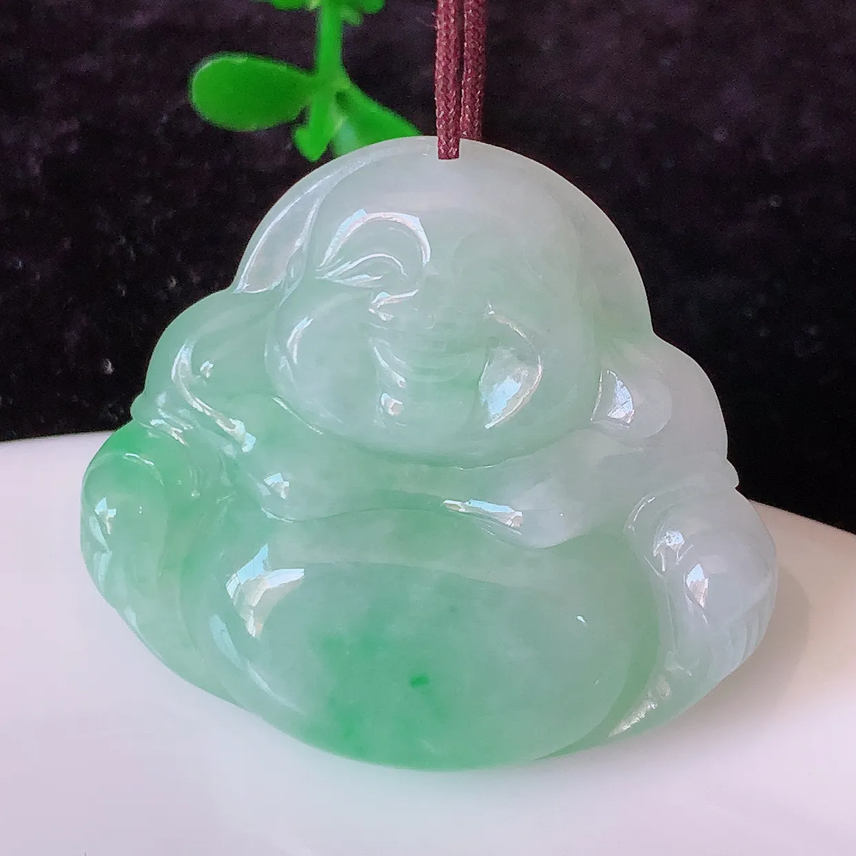 自然光实拍，冰润飘绿佛公吊坠，翡翠保平安佛公吊坠，玉质莹润， 佩戴佳品，#75.31