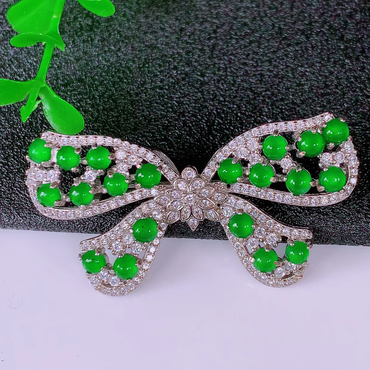 冰透满绿翡翠925银镶嵌蝴蝶结胸针，自然光实拍，翠色灵动，颜色漂亮，种老水足，品相佳，佩戴佳品！#97.5整体42.5*21*8裸石3*3