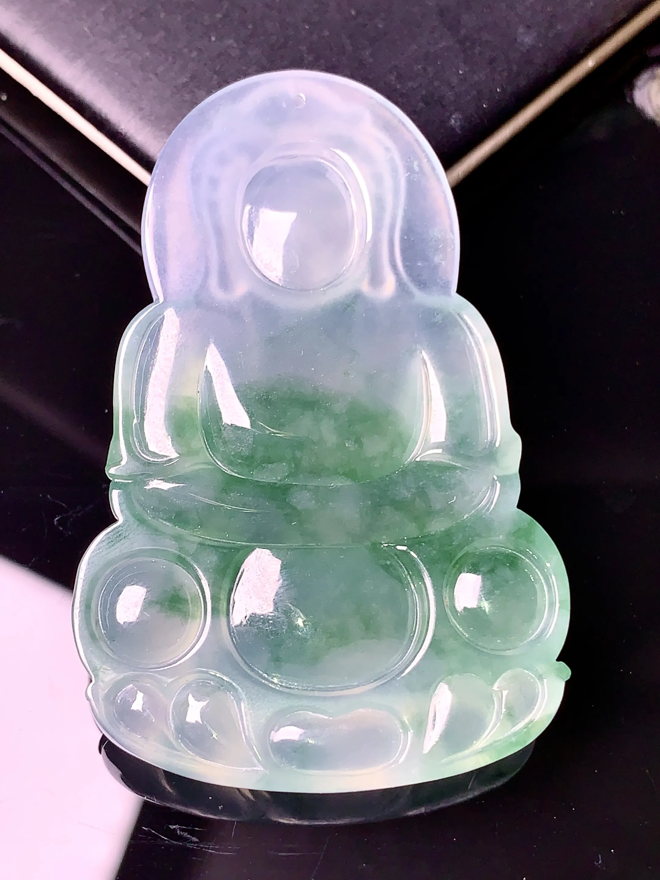 飘绿观音吊坠 玉质细腻 色泽艳丽 整体尺寸53.8*34.8*5.6