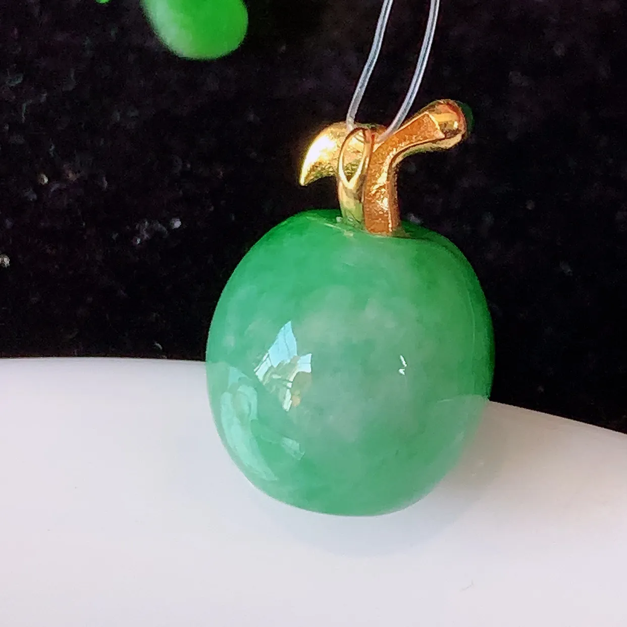 自然光实拍，18K金镶嵌冰润辣绿翡翠路路通吊坠，寓意时来运转、财源滚滚，款式新颖时尚，日常百搭的款！ 配图银链#49.31整体18裸石12-12.5mm