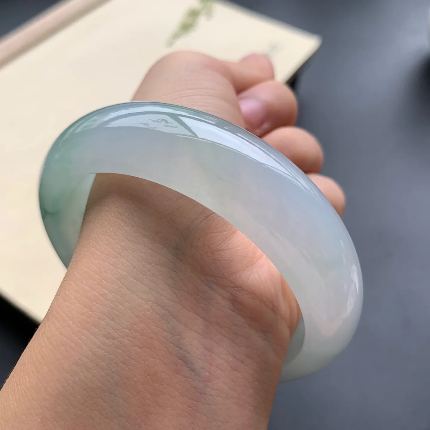 54圈口啤酒绿正圈手镯 尺寸：54-12.6-8.5，无纹裂，水润透亮，胶感十足