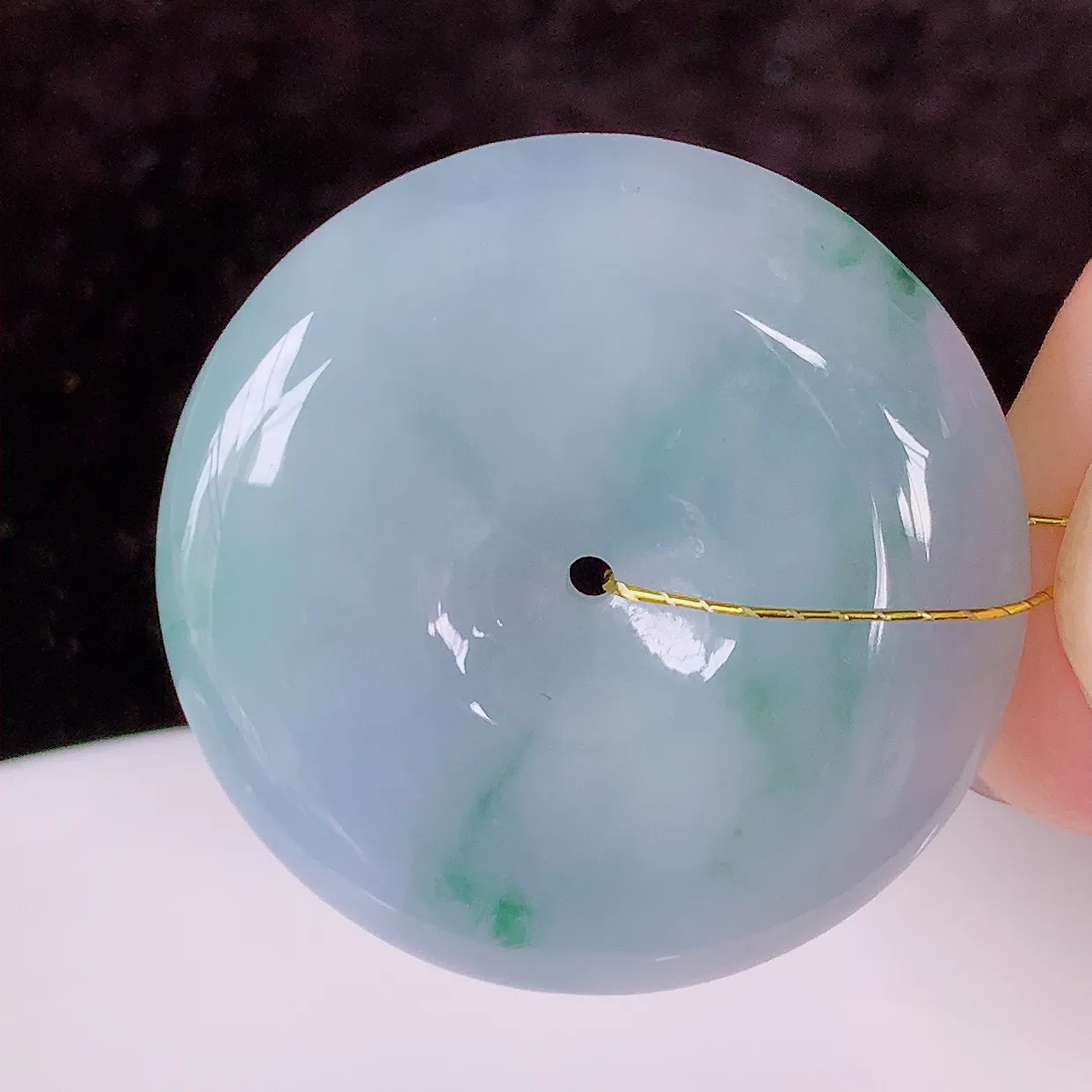 自然光实拍，冰润紫罗兰飘花翡翠平安扣吊坠，形体饱满圆润，平安扣肥嘟嘟的，平平安安，种水很好，配戴精美！#35.5