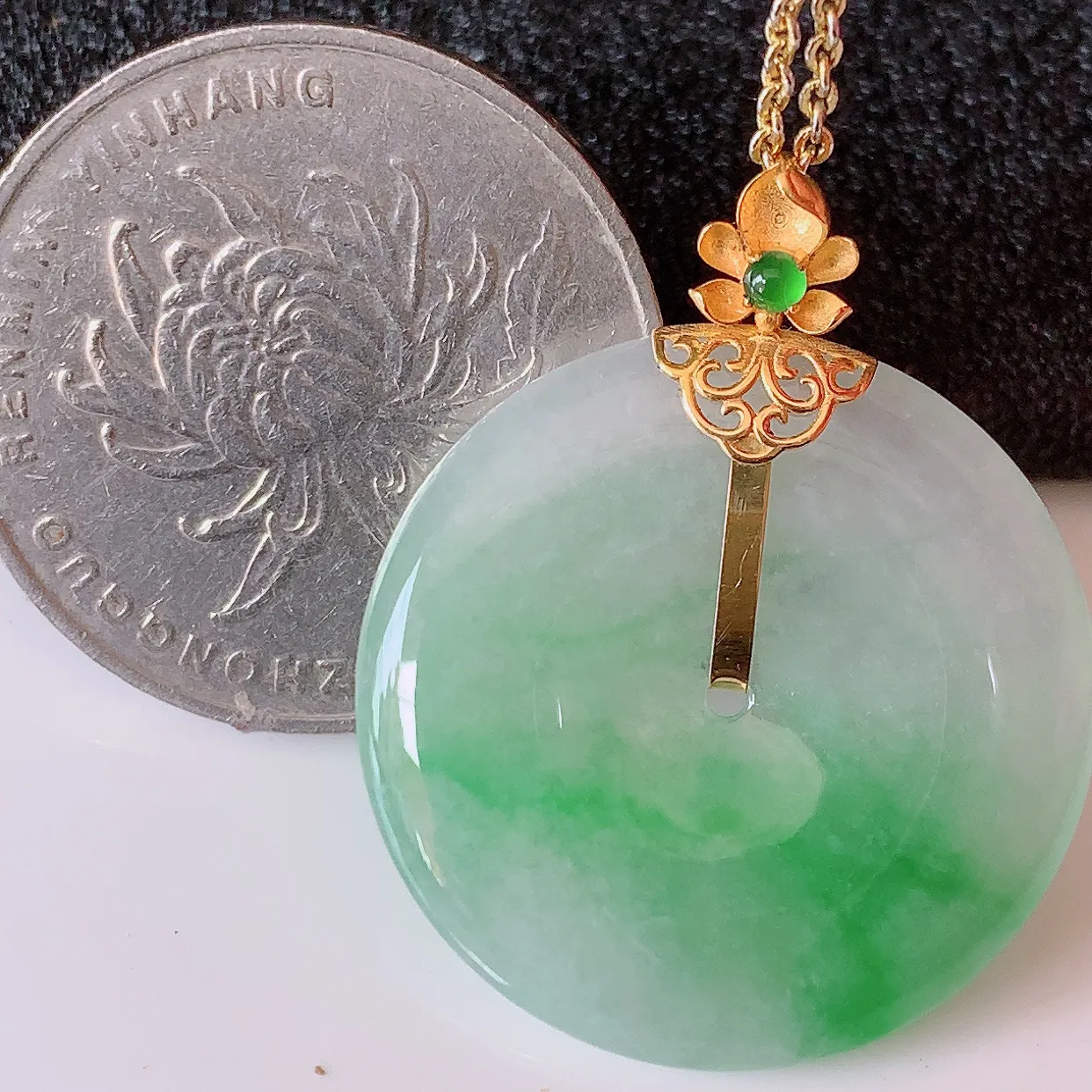 自然光实拍，18K金镶嵌冰种飘绿翡翠平安扣吊坠，玉扣，冰润光泽，寓意平平安安，平安扣佩戴时尚漂亮！#41.31整体30.5-24.5-4.5 裸石24.5*24.5mm