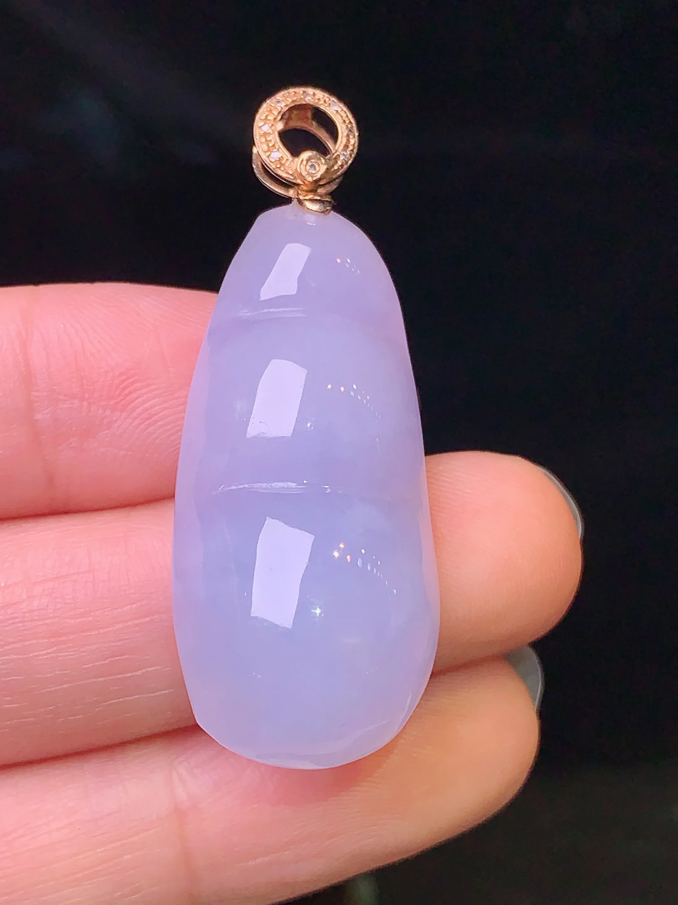 18k金钻镶嵌紫罗兰四季豆吊坠 玉质细腻 色泽艳丽 整体尺寸42.2*15.7*9.6