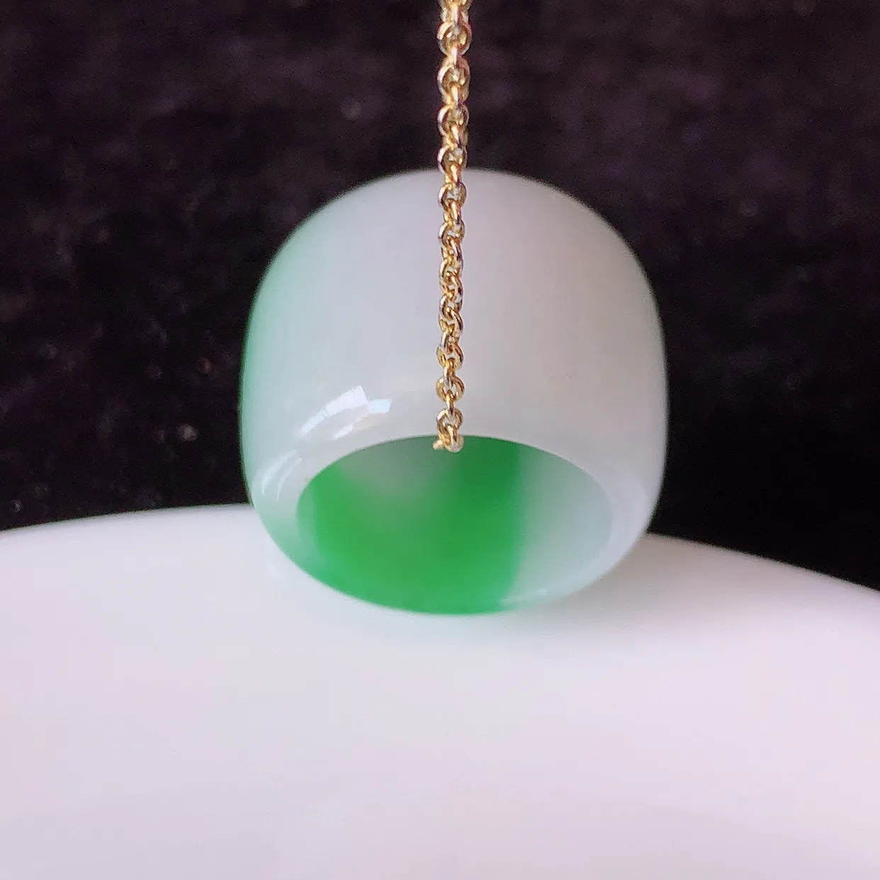 自然光实拍，冰润飘绿翡翠路路通吊坠，寓意好运连连，路路畅通，经典款式，财运滚滚， 路路通，佩戴效果更好！ 配图银链子#68.31