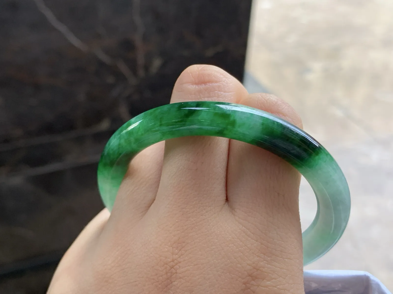 54-9.4

辣绿色圆条手镯^_^颜色浓郁 鲜艳