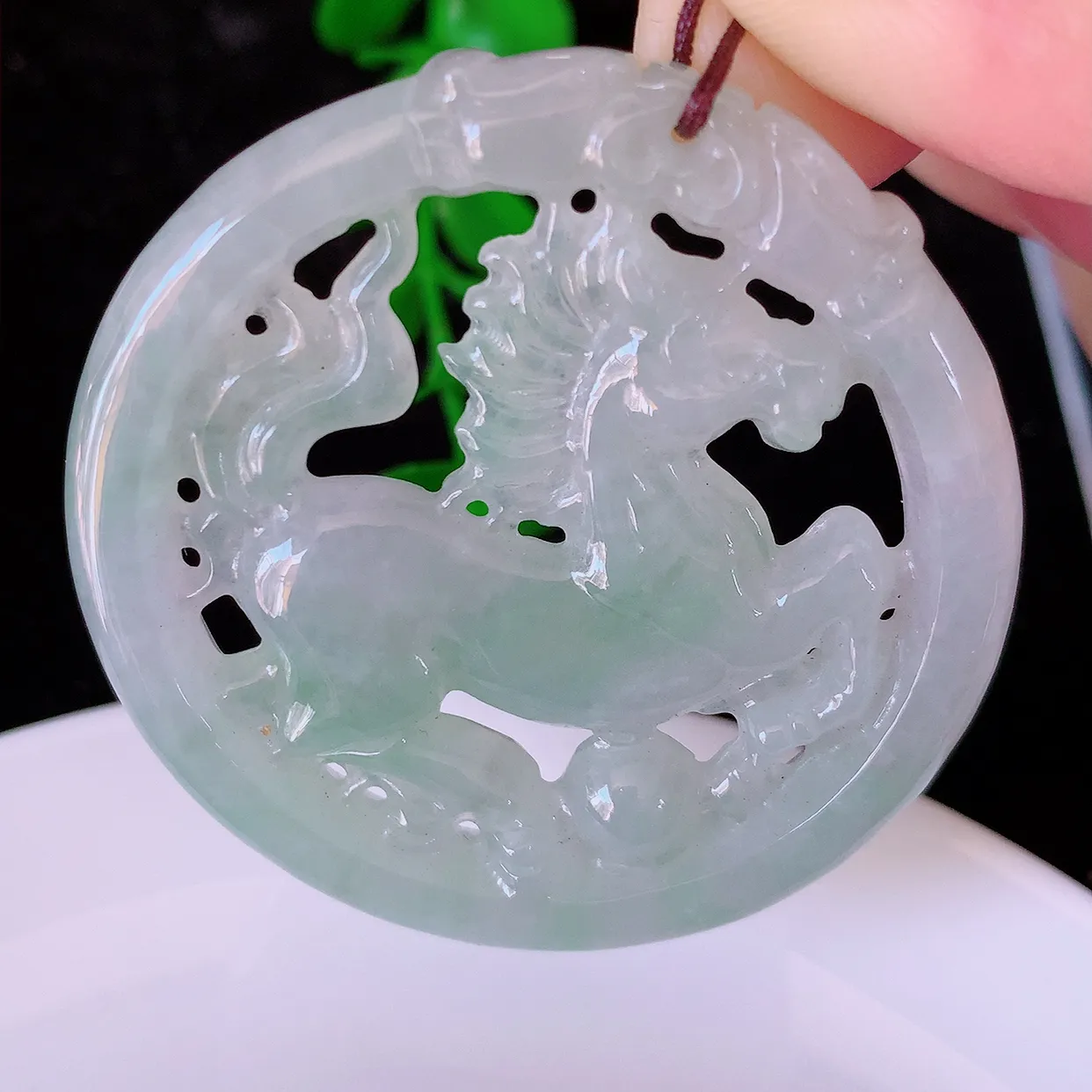 自然光实拍，特色镂空雕冰飘花翡翠生肖马吊坠，种老水足，雕工精湛 ，寓意美好， 佩戴时尚出众！#57.31