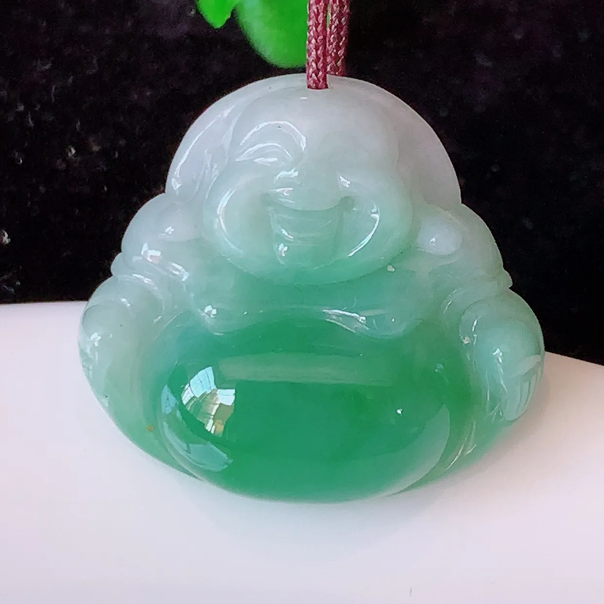 自然光实拍，冰润飘绿佛公吊坠，翡翠开心笑佛，种老水足，颜色漂亮，立体饱满圆润， 佩戴效果赞#57.3