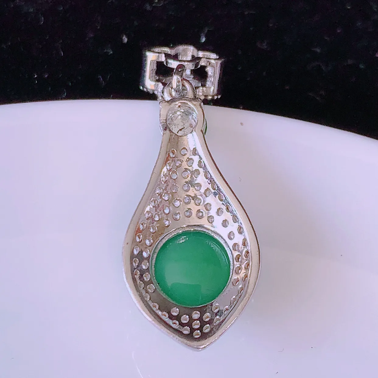 冰透满绿翡翠925银镶嵌吊坠，自然光实拍，翠色灵动，颜色漂亮，种老 水足，品相佳，佩戴佳品！#97.31整体32*11.5*6.8裸石7.8 *7.8mm