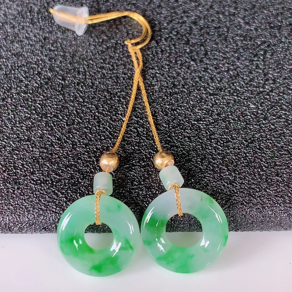 18k金镶嵌冰种翡翠平安扣耳坠，沁人心脾，耳坠佩戴效果大气出众，尽显气质。种水好，胶感足，颜相当漂亮，高性价比，值得入手品鉴！#41.5整体43裸12*2.6