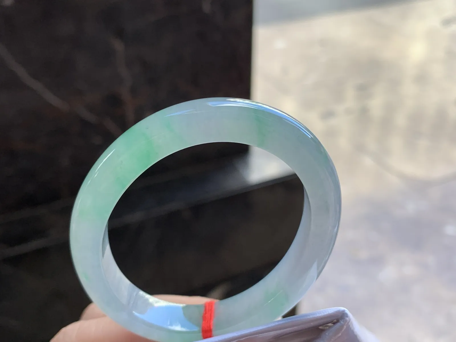 54.3-10.2-7.8

冰飘绿贵妃手镯^_^冰透 色阳 种水足清新 正圈51 52可以戴