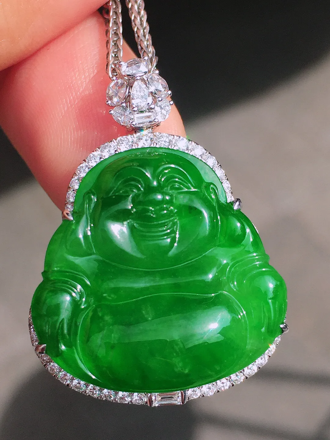 阳绿佛公吊坠，色泽均匀艳丽，玉质细腻，荧光感超
强，饱满圆润，尽显优雅气质，18k
金豪华镶嵌