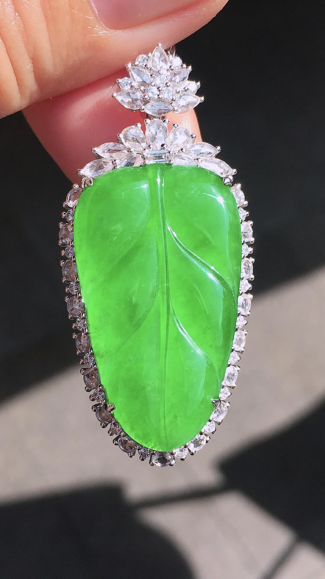 阳绿玉叶吊坠，色泽均匀艳丽，玉质细腻，荧光感超
强，饱满圆润，尽显优雅气质，18k
金豪华镶嵌