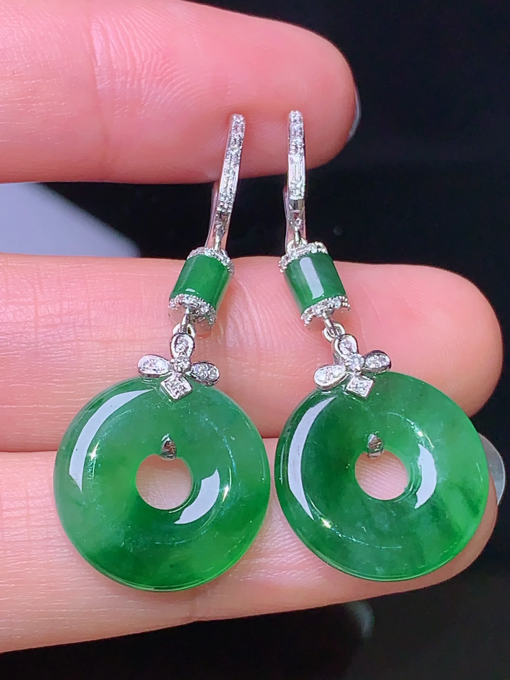 18k金钻镶嵌翠绿平安扣耳坠 玉质细腻 色泽艳丽 整体尺寸39.6*16*3.6