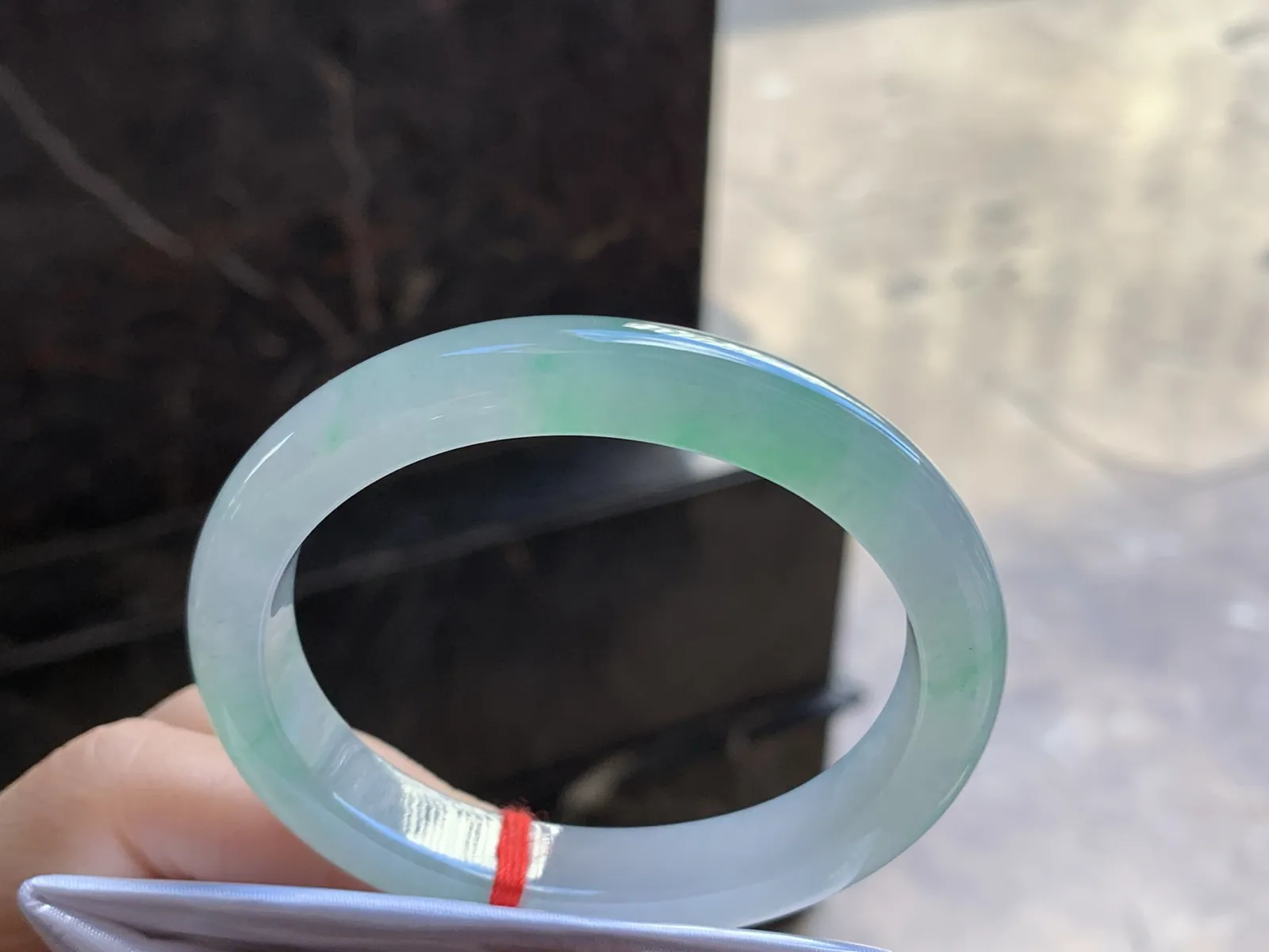 54.3-10.2-7.8

冰飘绿贵妃手镯^_^冰透 色阳 种水足清新 正圈51 52可以戴