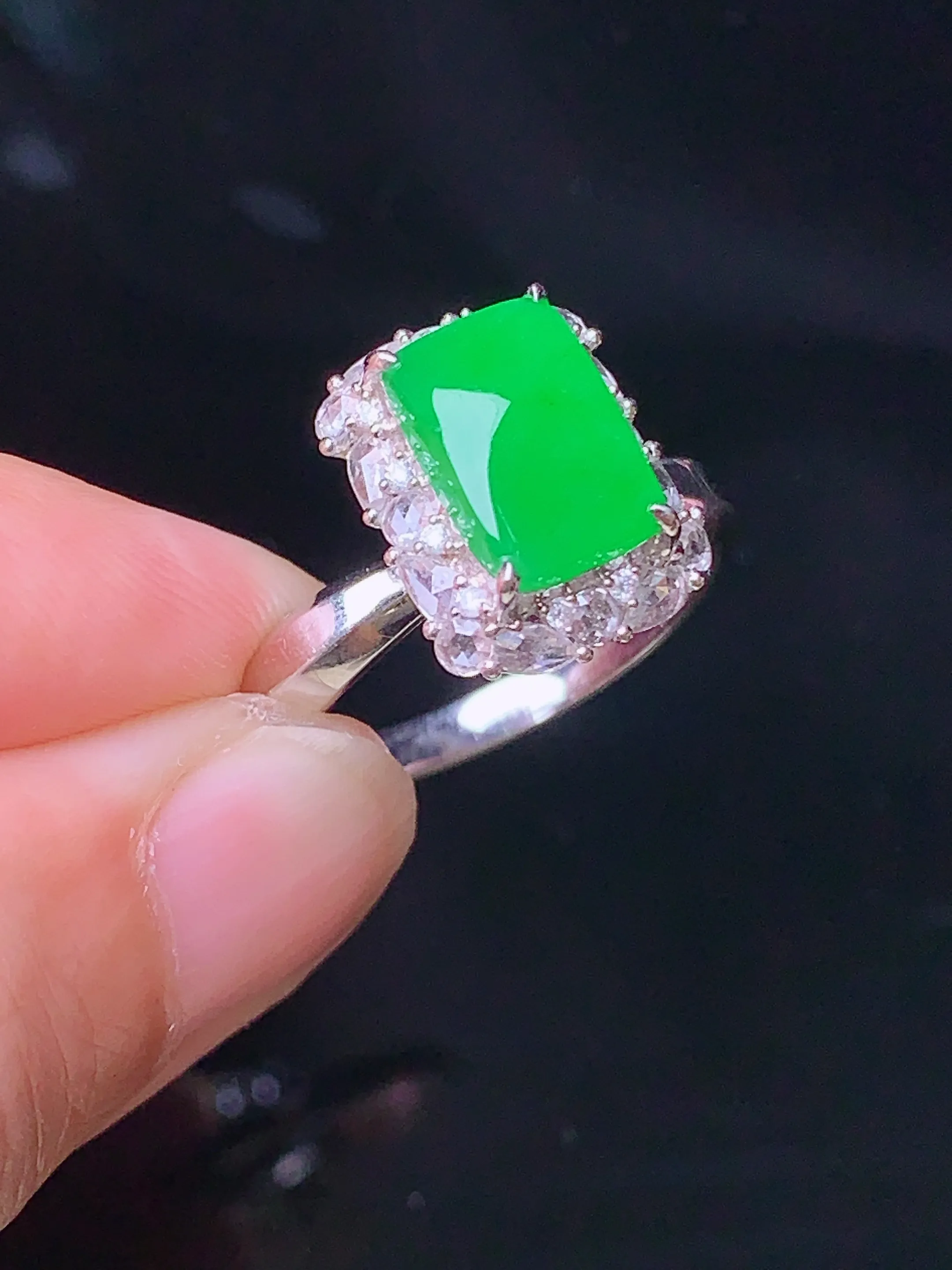 18k金钻镶嵌翠绿马鞍戒指 玉质细腻 色泽艳丽 圈口15.5 整体尺寸14*11*10