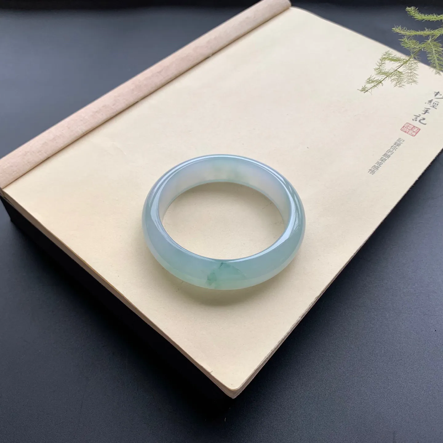 54圈口啤酒绿正圈手镯 尺寸：54-12.6-8.5，无纹裂，水润透亮，胶感十足