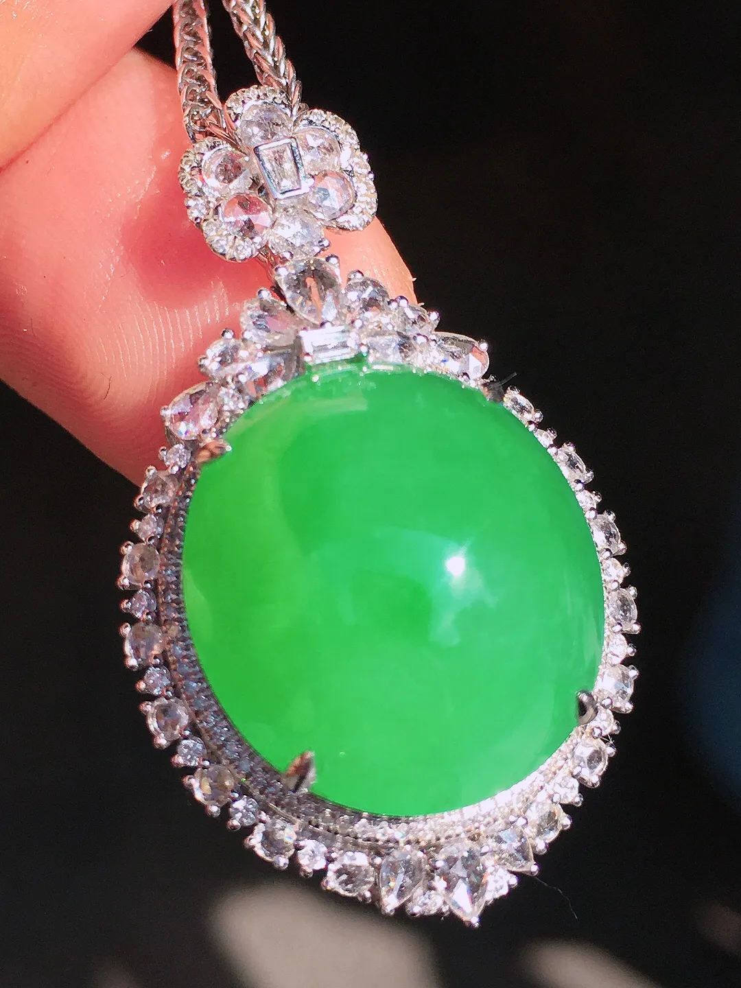 阳绿蛋面吊坠，色泽均匀艳丽，玉质细腻，荧光感超
强，饱满圆润，尽显优雅气质，18k
金豪华镶嵌