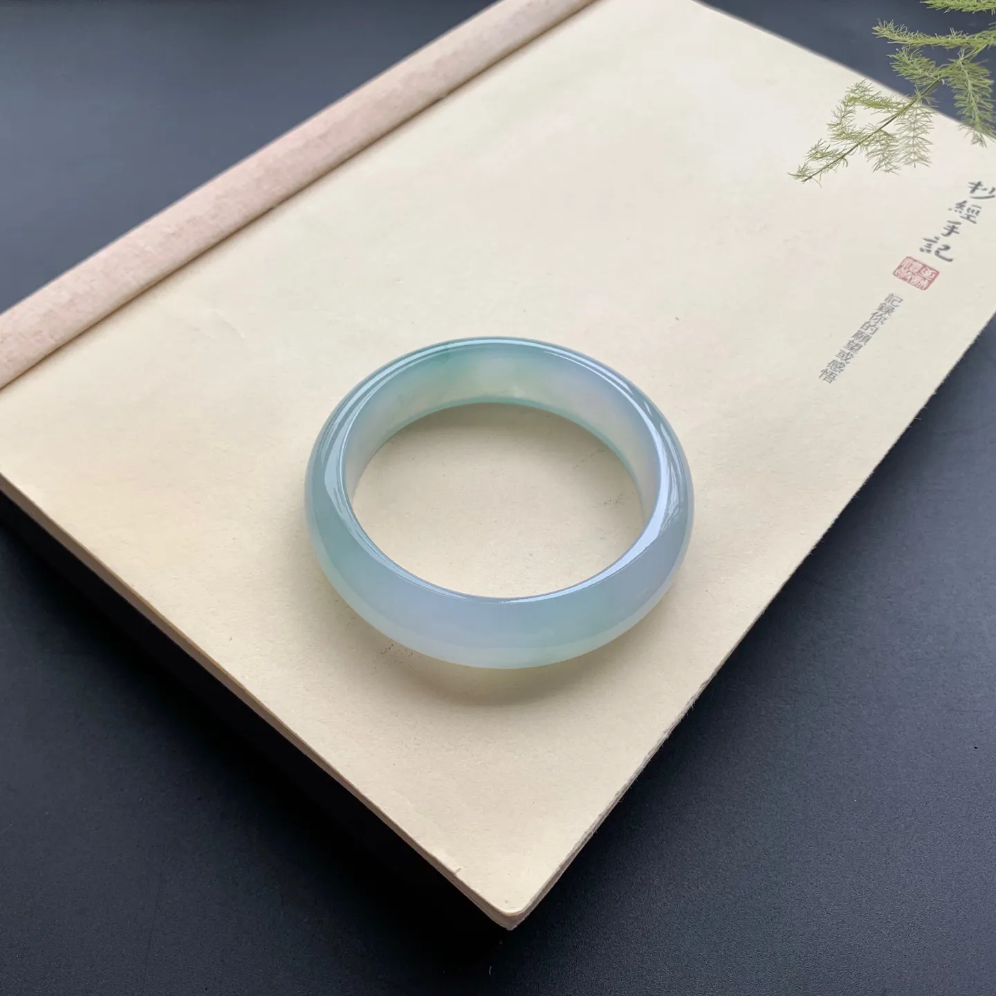 54圈口啤酒绿正圈手镯 尺寸：54-12.6-8.5，无纹裂，水润透亮，胶感十足