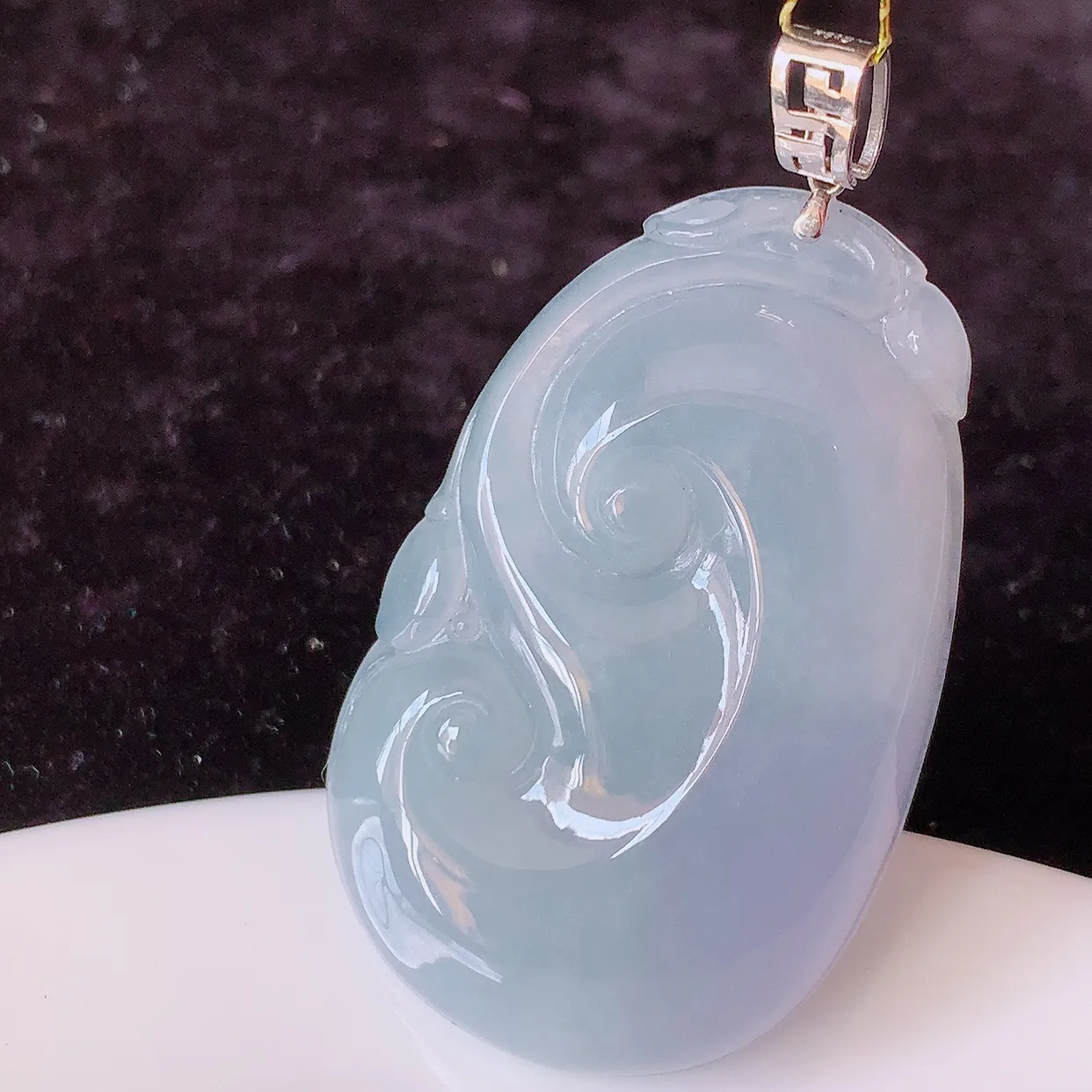 18k金镶嵌冰紫罗兰翡翠如意吊坠，沁人心脾，精致典雅的设计，为佩戴者，增添色彩，送礼自留都是佳品选择！#35.31整体47裸石 40.5*24.5*6.2mm