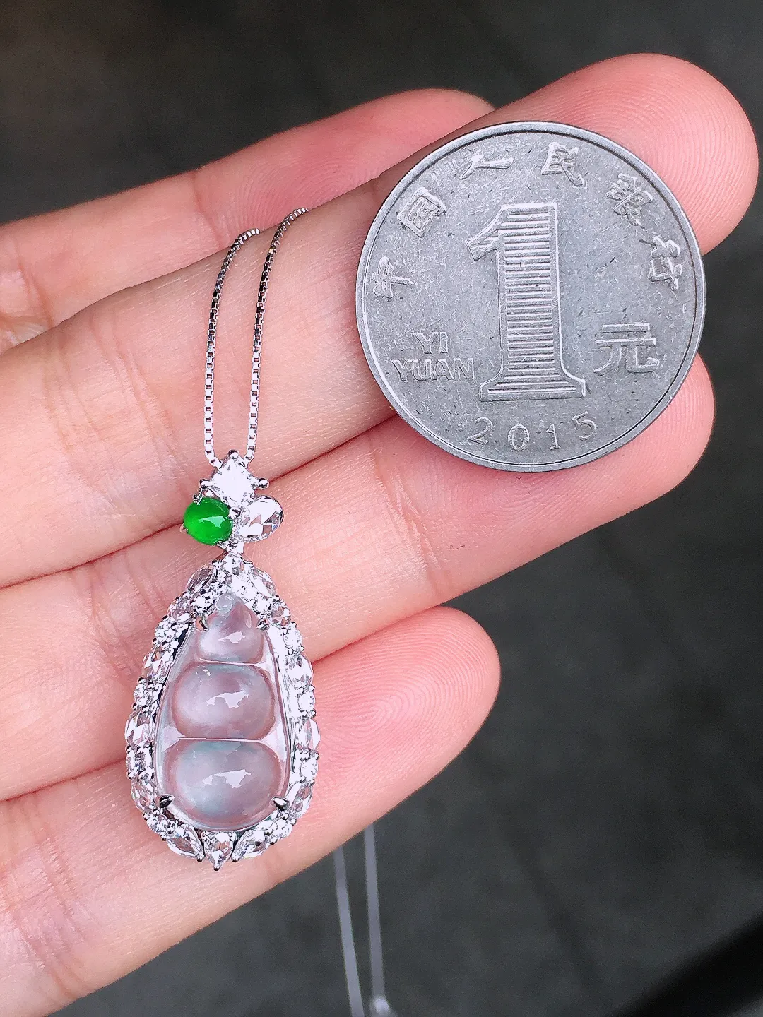 玻璃种福豆吊坠，玉质细腻，荧光感超
强，饱满圆润，尽显优雅气质，18k
金豪华镶嵌